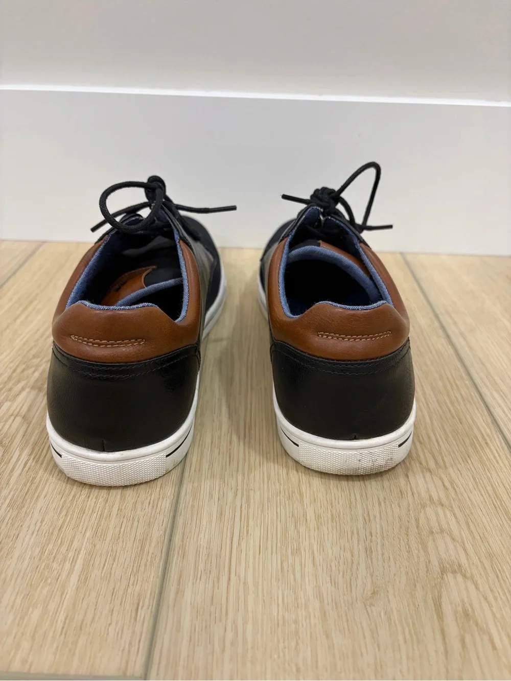 DECARSDZ Men’s Black Canvas Low Top Lace-Up Sneakers Brown Trim White Sole 8